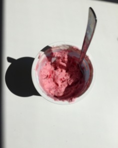 raspberry frozen yogurt (mashed raspberries + skyr)